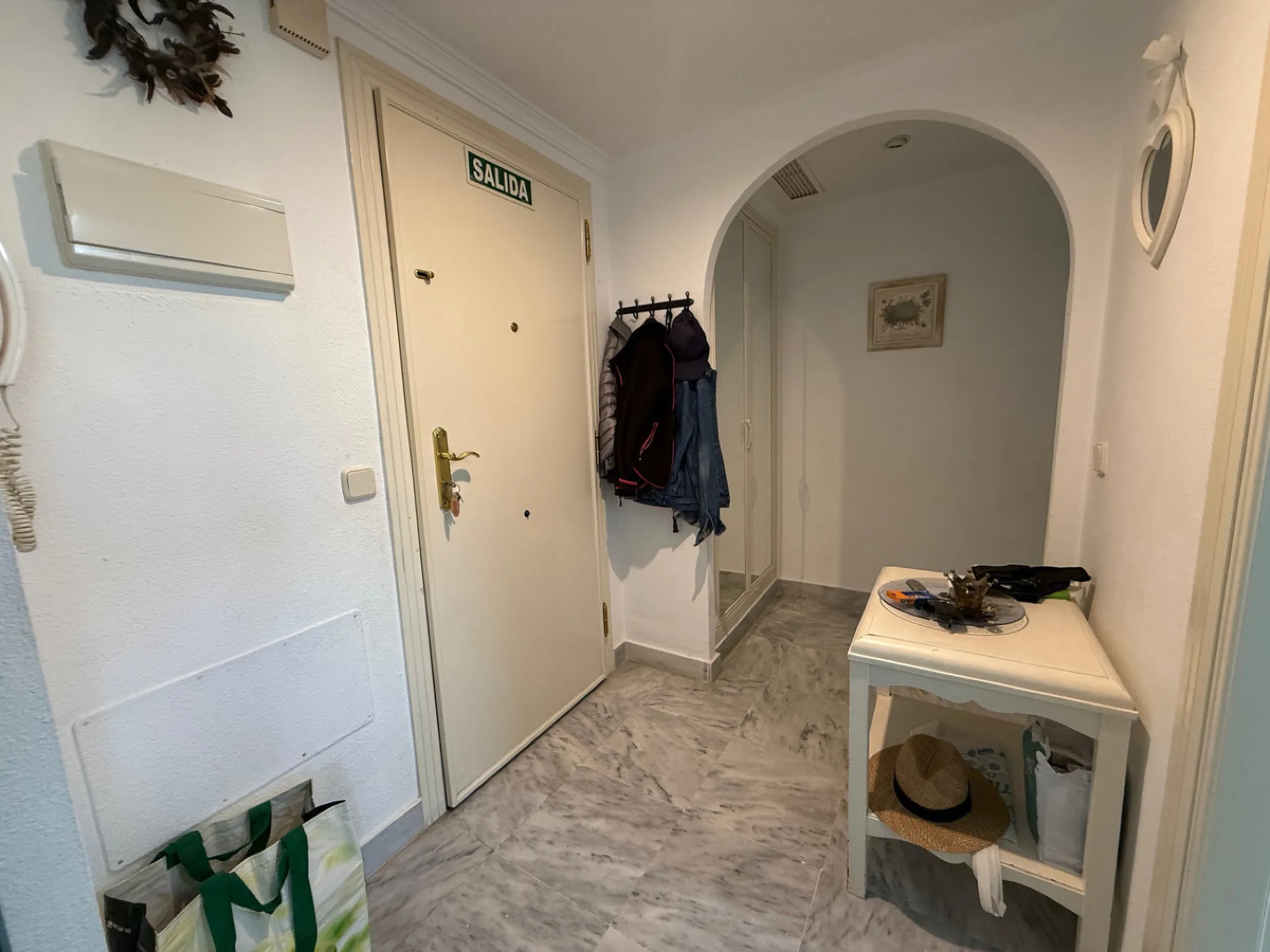 This well-maintained 2-bedroom apartment is located in the popular Dama de Noche residential complex, just a few minutes' walk from the exclusive Puerto Banús marina. It has two bedrooms, two bathrooms, a separate kitchen and a spacious living and dining 