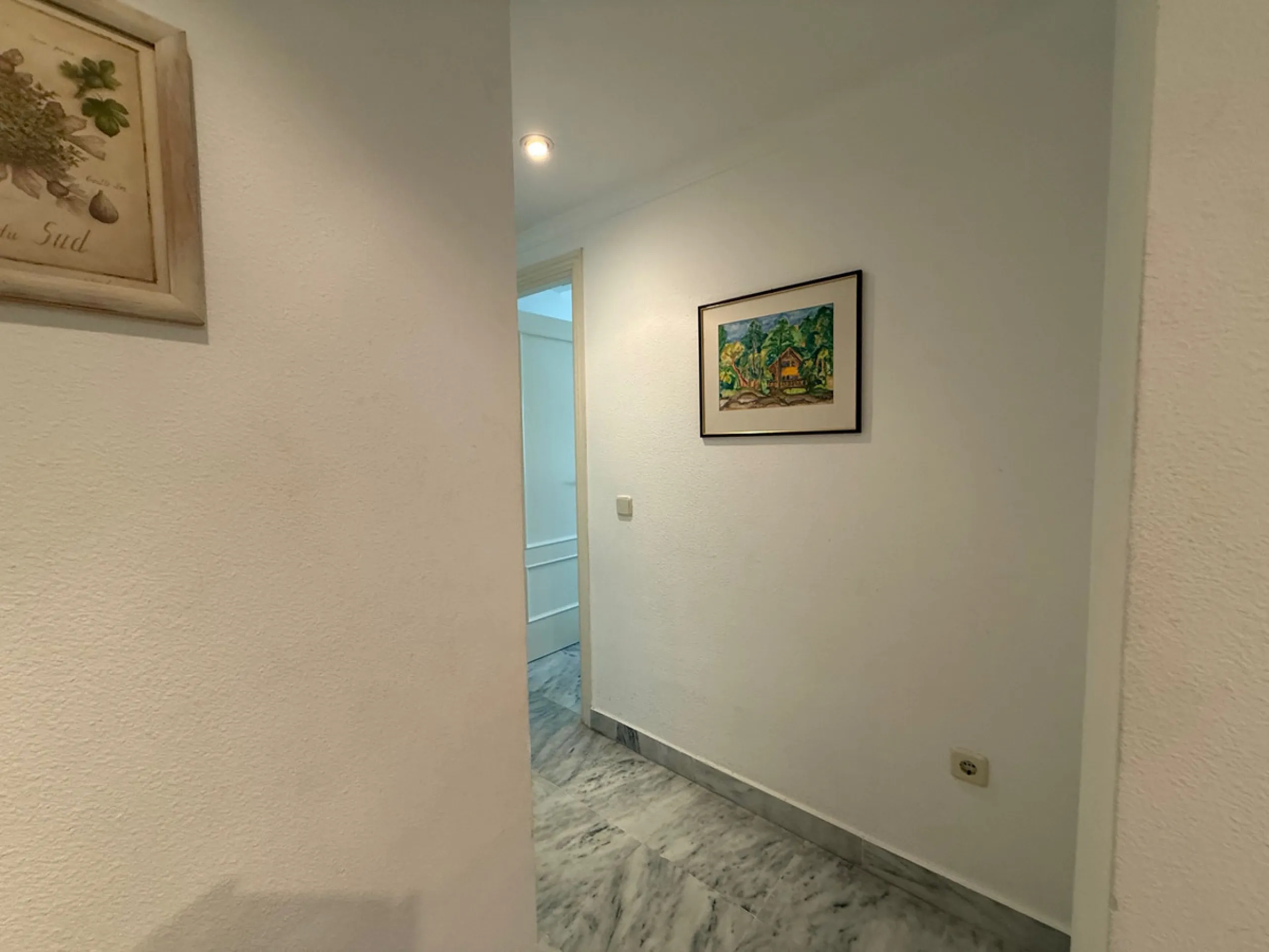This well-maintained 2-bedroom apartment is located in the popular Dama de Noche residential complex, just a few minutes' walk from the exclusive Puerto Banús marina. It has two bedrooms, two bathrooms, a separate kitchen and a spacious living and dining 