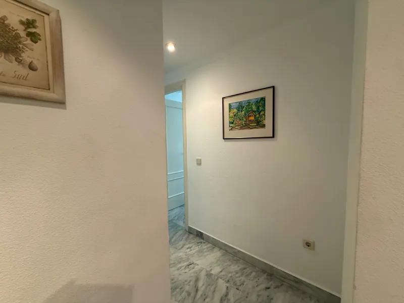 This well-maintained 2-bedroom apartment is located in the popular Dama de Noche residential complex, just a few minutes' walk from the exclusive Puerto Banús marina. It has two bedrooms, two bathrooms, a separate kitchen and a spacious living and dining 