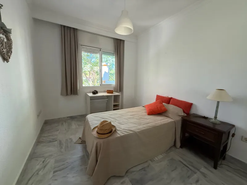 This well-maintained 2-bedroom apartment is located in the popular Dama de Noche residential complex, just a few minutes' walk from the exclusive Puerto Banús marina. It has two bedrooms, two bathrooms, a separate kitchen and a spacious living and dining 