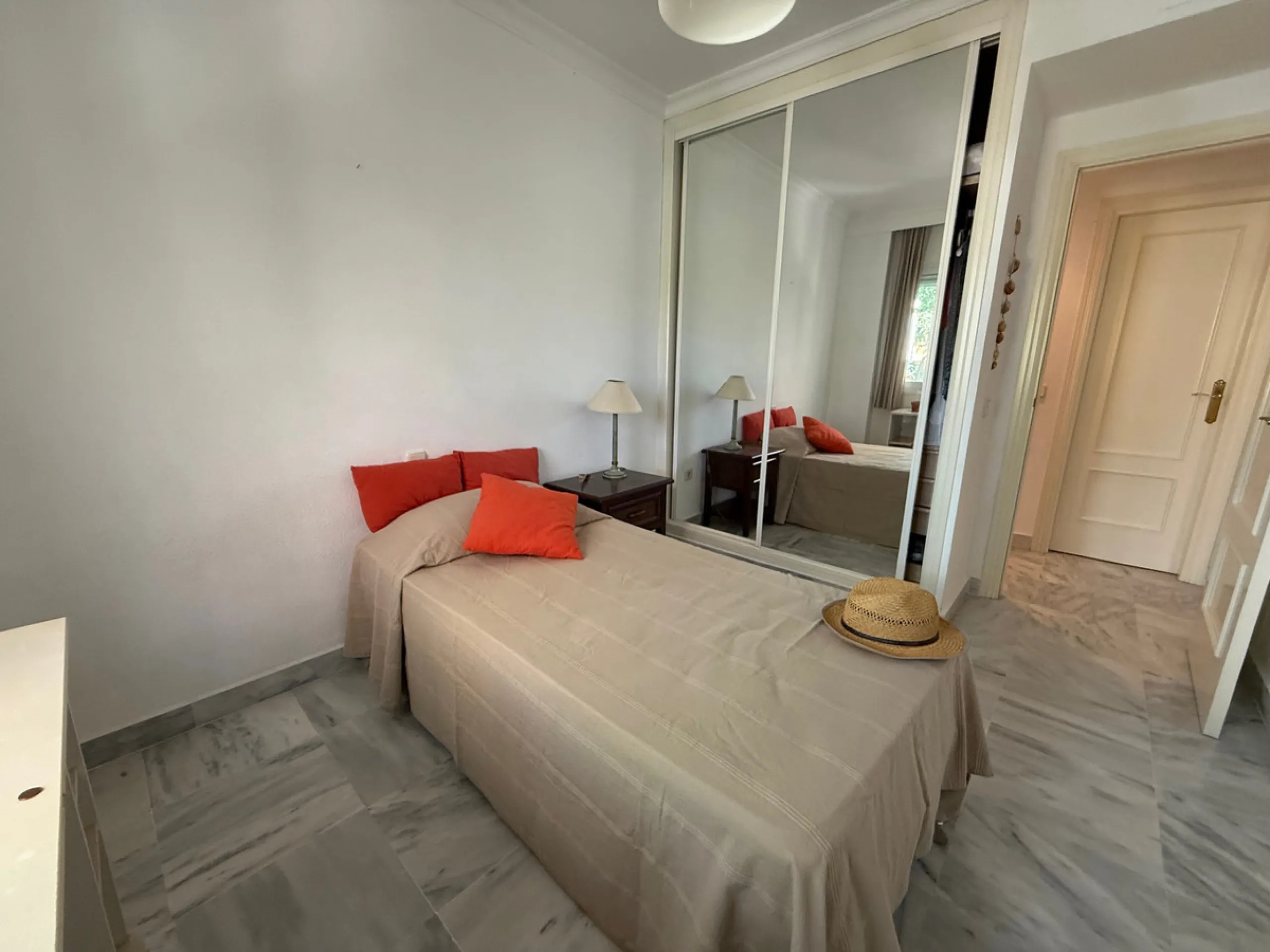This well-maintained 2-bedroom apartment is located in the popular Dama de Noche residential complex, just a few minutes' walk from the exclusive Puerto Banús marina. It has two bedrooms, two bathrooms, a separate kitchen and a spacious living and dining 