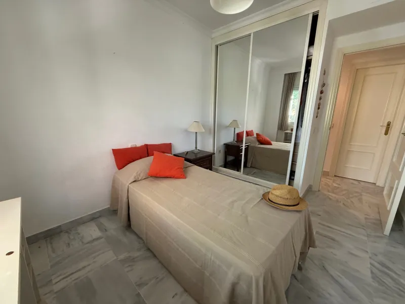 This well-maintained 2-bedroom apartment is located in the popular Dama de Noche residential complex, just a few minutes' walk from the exclusive Puerto Banús marina. It has two bedrooms, two bathrooms, a separate kitchen and a spacious living and dining 