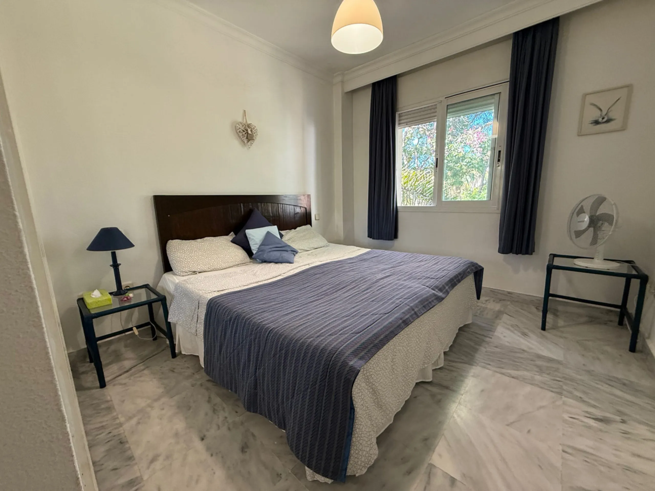 This well-maintained 2-bedroom apartment is located in the popular Dama de Noche residential complex, just a few minutes' walk from the exclusive Puerto Banús marina. It has two bedrooms, two bathrooms, a separate kitchen and a spacious living and dining 