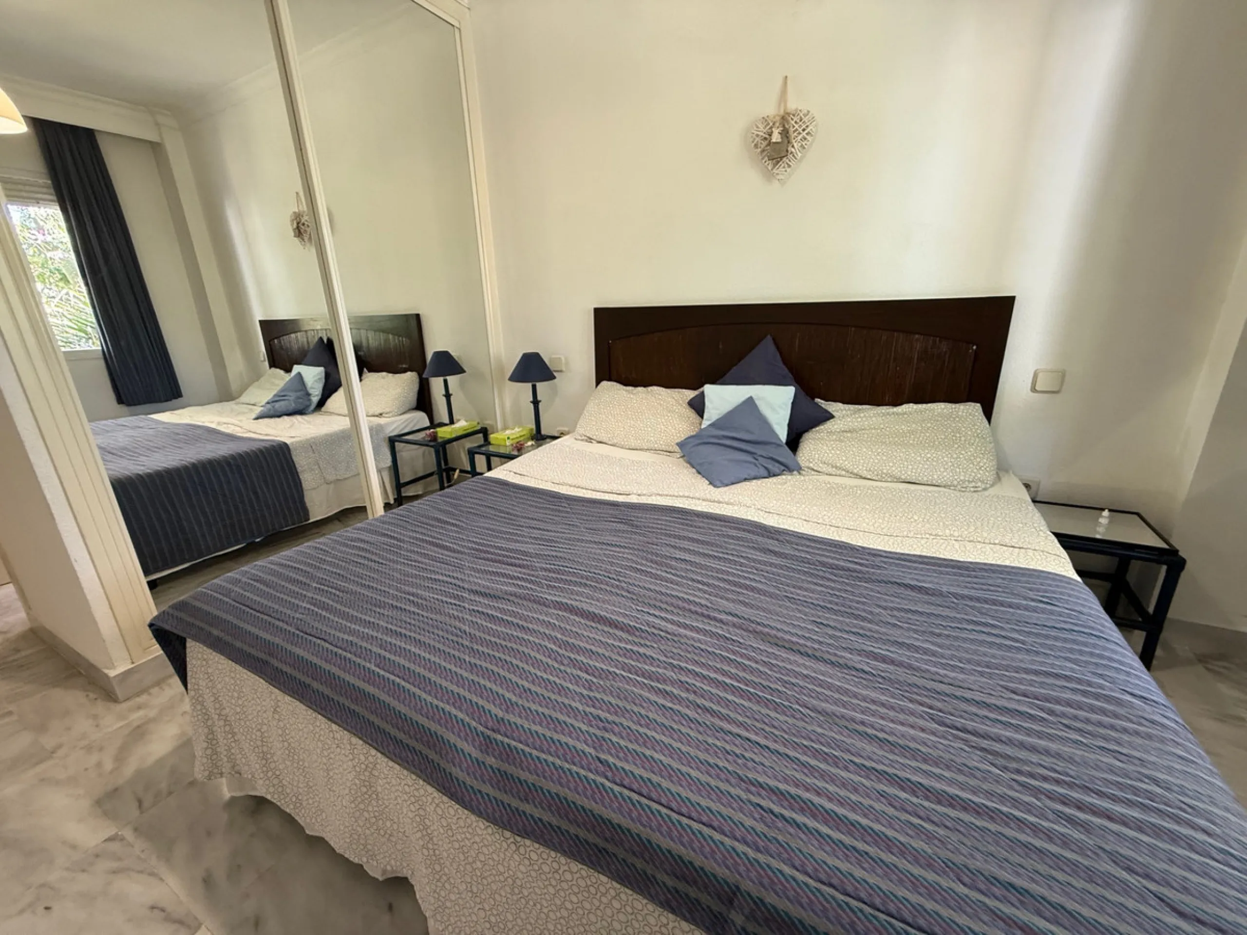 This well-maintained 2-bedroom apartment is located in the popular Dama de Noche residential complex, just a few minutes' walk from the exclusive Puerto Banús marina. It has two bedrooms, two bathrooms, a separate kitchen and a spacious living and dining 