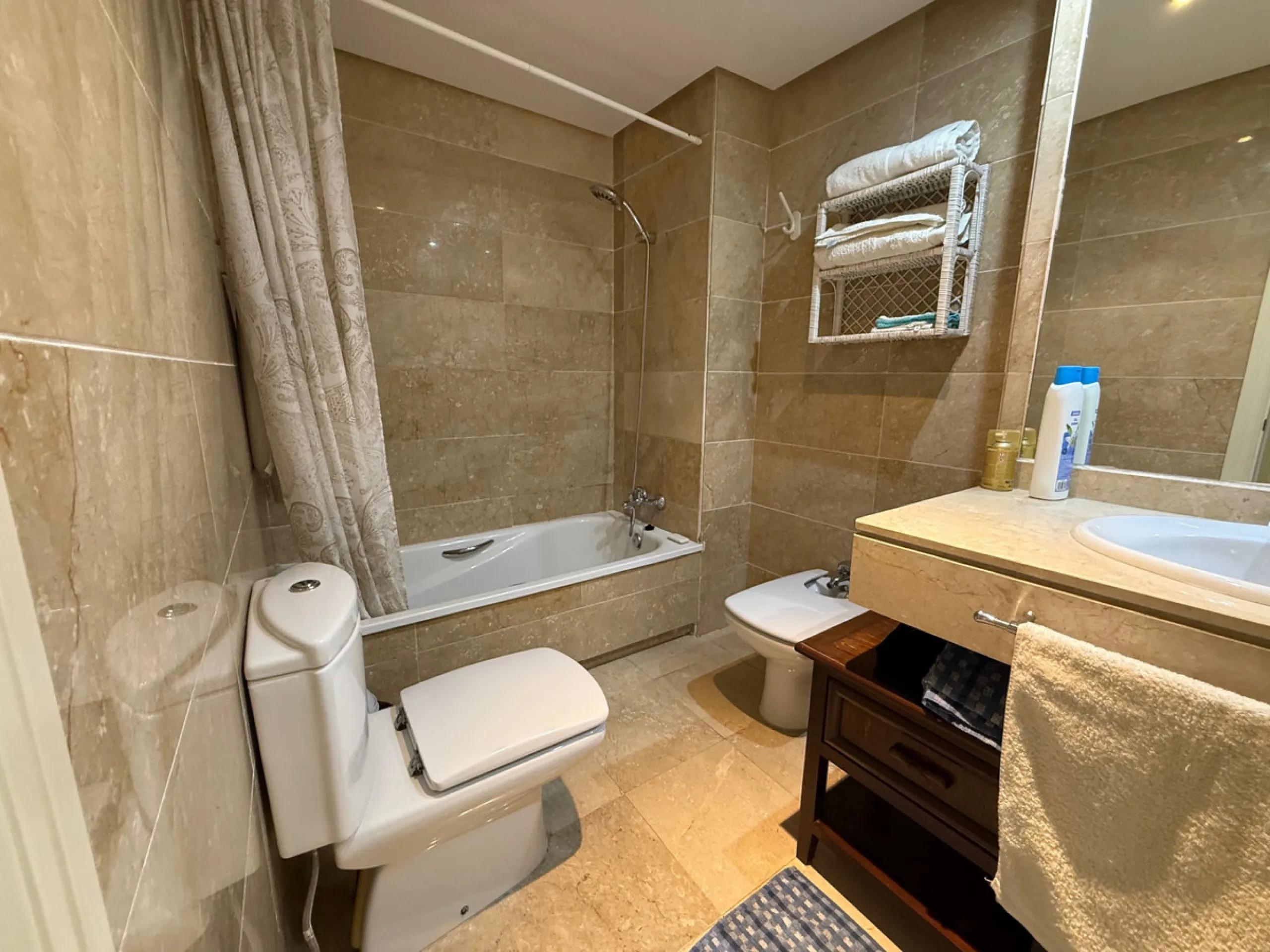 This well-maintained 2-bedroom apartment is located in the popular Dama de Noche residential complex, just a few minutes' walk from the exclusive Puerto Banús marina. It has two bedrooms, two bathrooms, a separate kitchen and a spacious living and dining 
