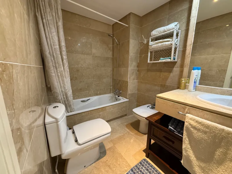 This well-maintained 2-bedroom apartment is located in the popular Dama de Noche residential complex, just a few minutes' walk from the exclusive Puerto Banús marina. It has two bedrooms, two bathrooms, a separate kitchen and a spacious living and dining 
