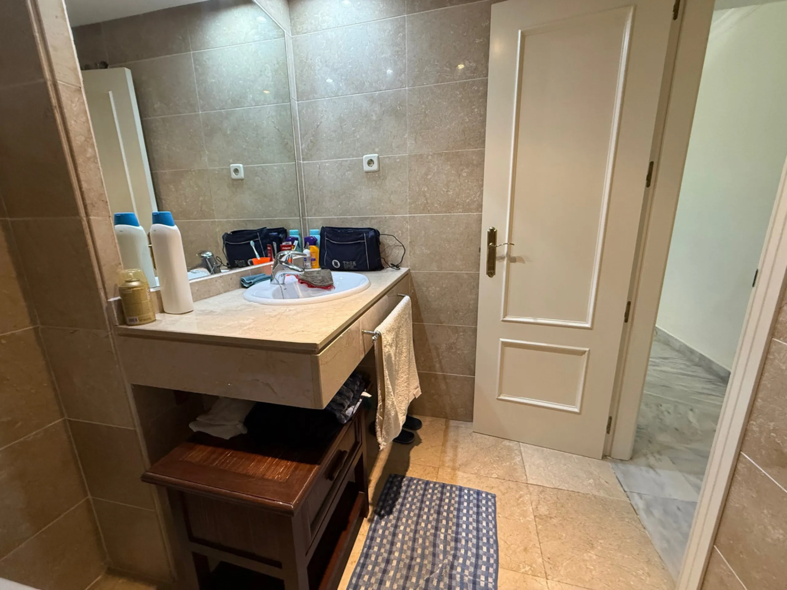 This well-maintained 2-bedroom apartment is located in the popular Dama de Noche residential complex, just a few minutes' walk from the exclusive Puerto Banús marina. It has two bedrooms, two bathrooms, a separate kitchen and a spacious living and dining 