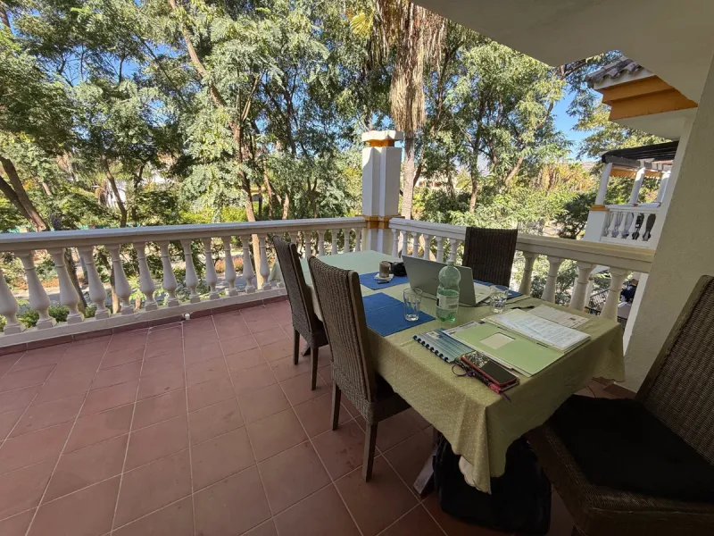 This well-maintained 2-bedroom apartment is located in the popular Dama de Noche residential complex, just a few minutes' walk from the exclusive Puerto Banús marina. It has two bedrooms, two bathrooms, a separate kitchen and a spacious living and dining 