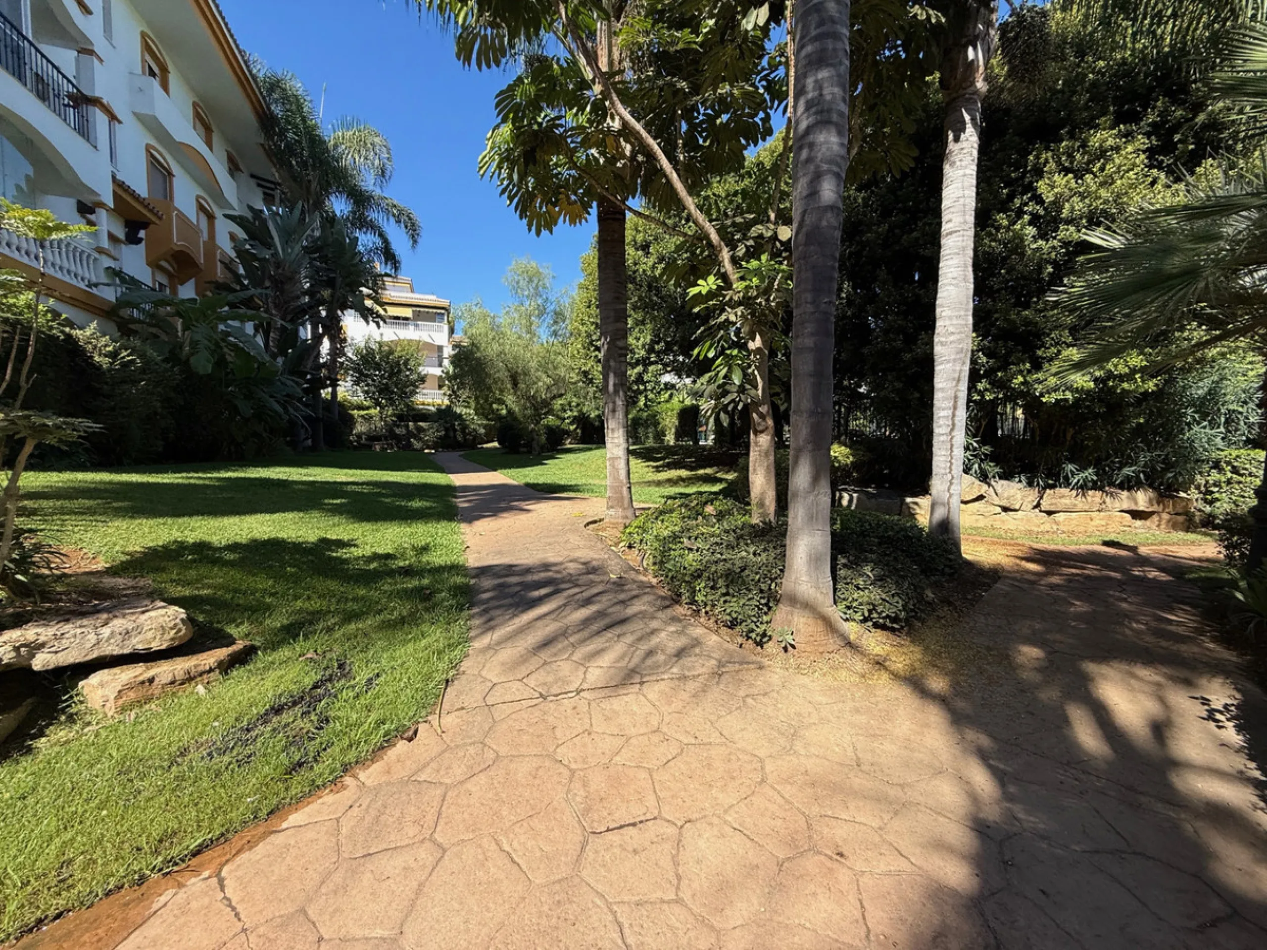 This well-maintained 2-bedroom apartment is located in the popular Dama de Noche residential complex, just a few minutes' walk from the exclusive Puerto Banús marina. It has two bedrooms, two bathrooms, a separate kitchen and a spacious living and dining 
