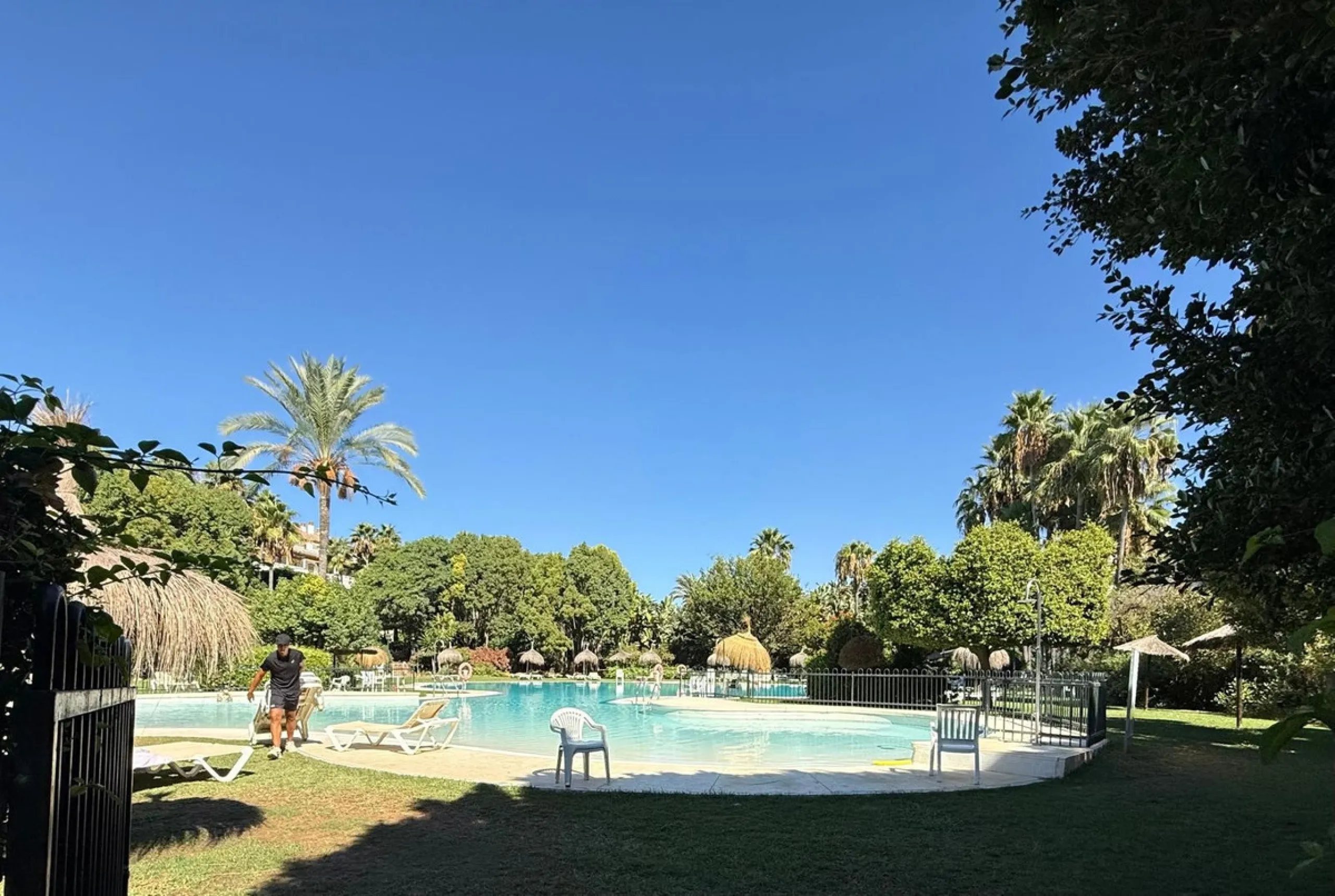 This well-maintained 2-bedroom apartment is located in the popular Dama de Noche residential complex, just a few minutes' walk from the exclusive Puerto Banús marina. It has two bedrooms, two bathrooms, a separate kitchen and a spacious living and dining 