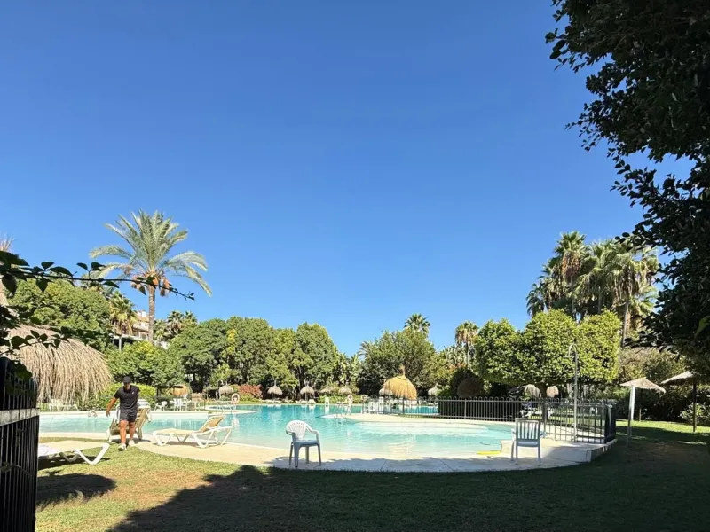 This well-maintained 2-bedroom apartment is located in the popular Dama de Noche residential complex, just a few minutes' walk from the exclusive Puerto Banús marina. It has two bedrooms, two bathrooms, a separate kitchen and a spacious living and dining 