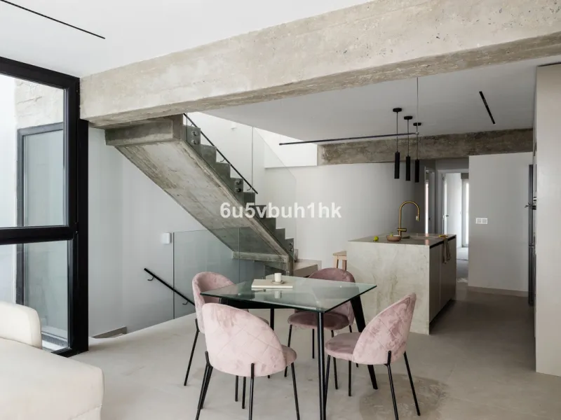 House - Townhouse в продаже в Málaga, Málaga. В доме 3 спален и 2 ванных комнат. Площадь дома 219 м²