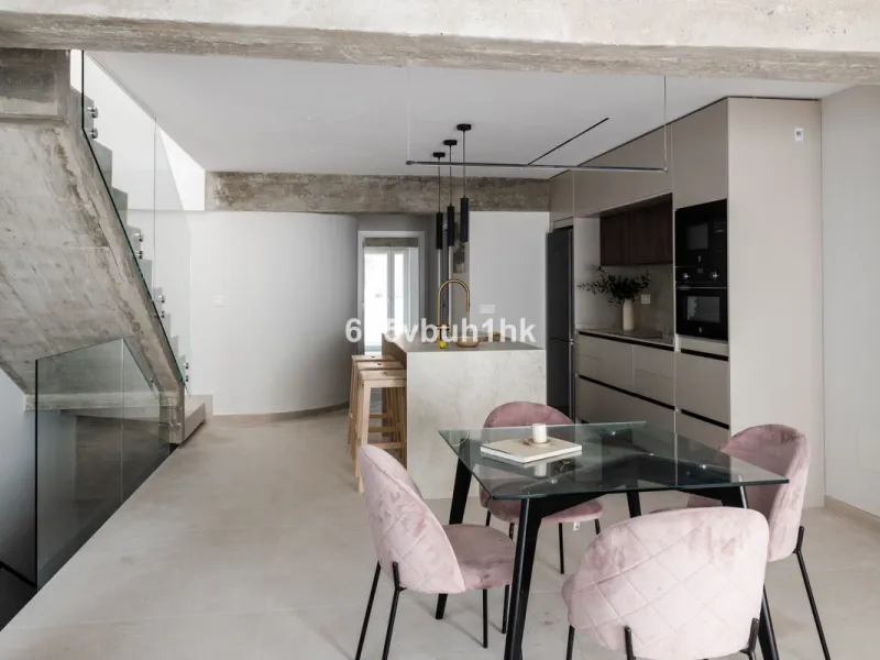 House - Townhouse в продаже в Málaga, Málaga. В доме 3 спален и 2 ванных комнат. Площадь дома 219 м²