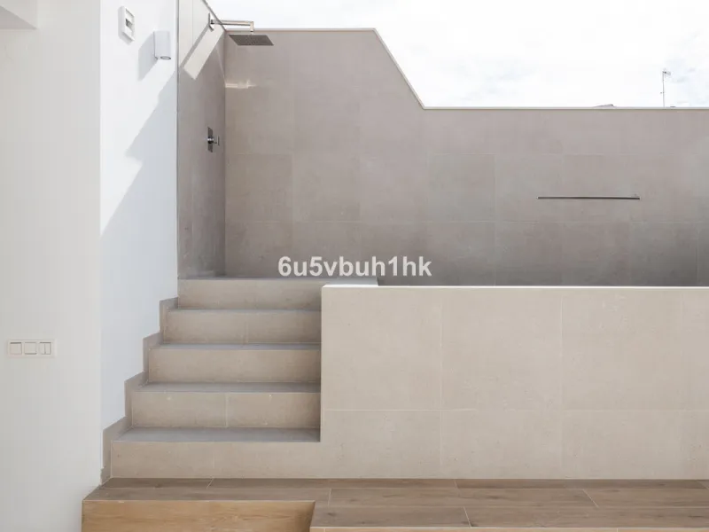House - Townhouse в продаже в Málaga, Málaga. В доме 3 спален и 2 ванных комнат. Площадь дома 219 м²