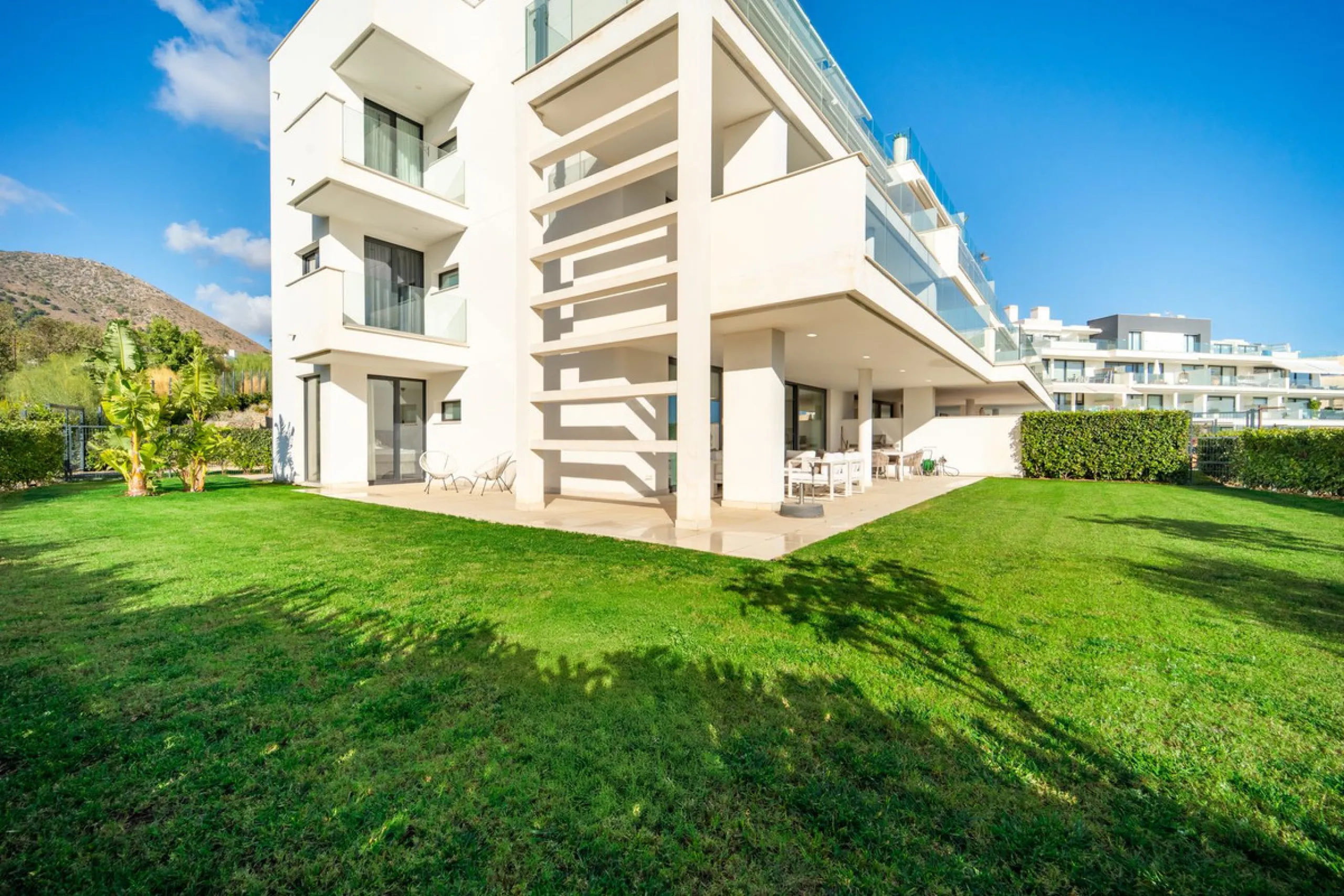 Stunning west facing corner garden apartment, with 3 bedrooms, and 2 bathrooms, spacious living-dining room, open plan kitchen fully furnished and equipped with electricial appliances from Bosch, including MIELE fridge/freezer, laundry area with washing m