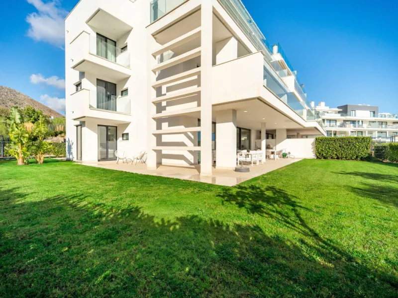 Stunning west facing corner garden apartment, with 3 bedrooms, and 2 bathrooms, spacious living-dining room, open plan kitchen fully furnished and equipped with electricial appliances from Bosch, including MIELE fridge/freezer, laundry area with washing m
