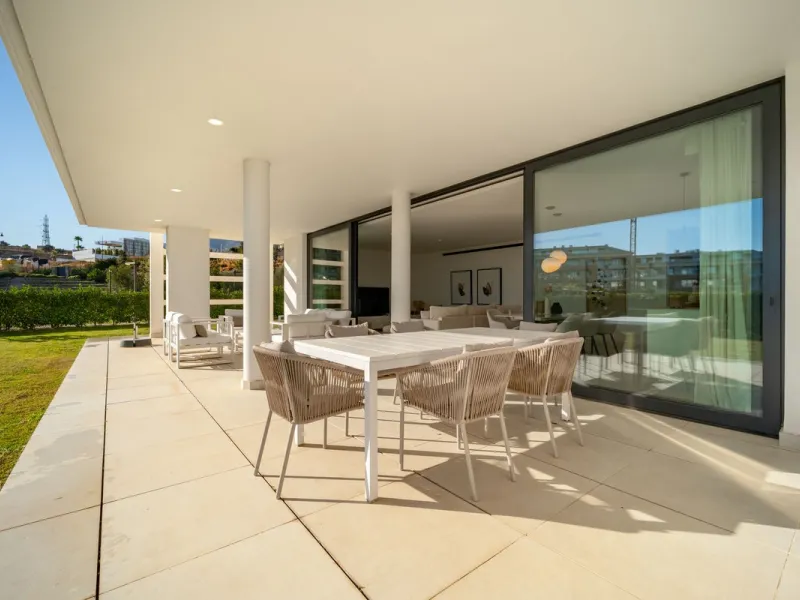 Stunning west facing corner garden apartment, with 3 bedrooms, and 2 bathrooms, spacious living-dining room, open plan kitchen fully furnished and equipped with electricial appliances from Bosch, including MIELE fridge/freezer, laundry area with washing m