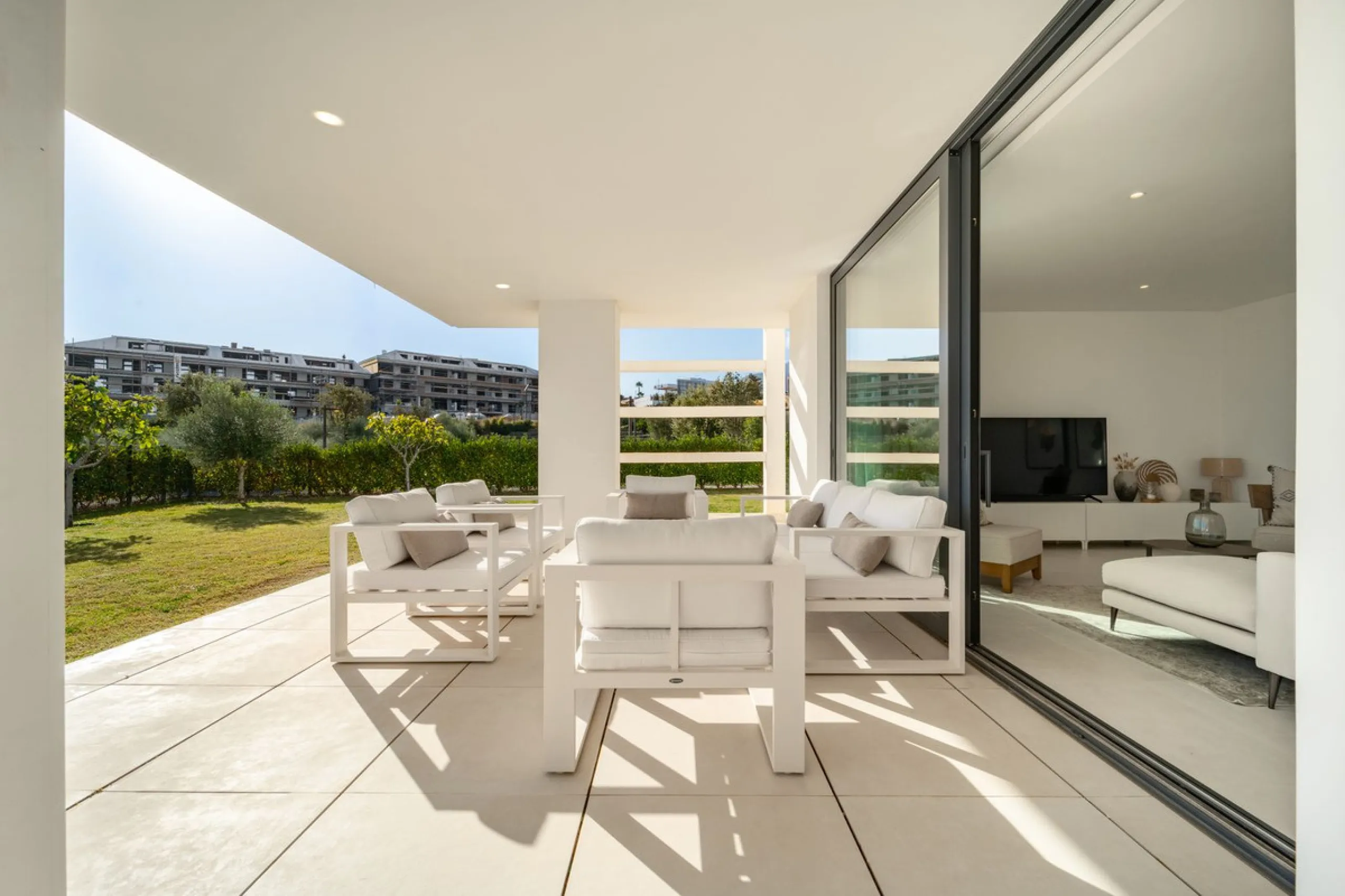 Stunning west facing corner garden apartment, with 3 bedrooms, and 2 bathrooms, spacious living-dining room, open plan kitchen fully furnished and equipped with electricial appliances from Bosch, including MIELE fridge/freezer, laundry area with washing m