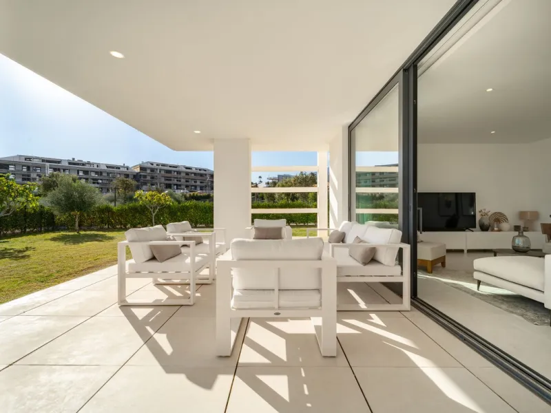Stunning west facing corner garden apartment, with 3 bedrooms, and 2 bathrooms, spacious living-dining room, open plan kitchen fully furnished and equipped with electricial appliances from Bosch, including MIELE fridge/freezer, laundry area with washing m