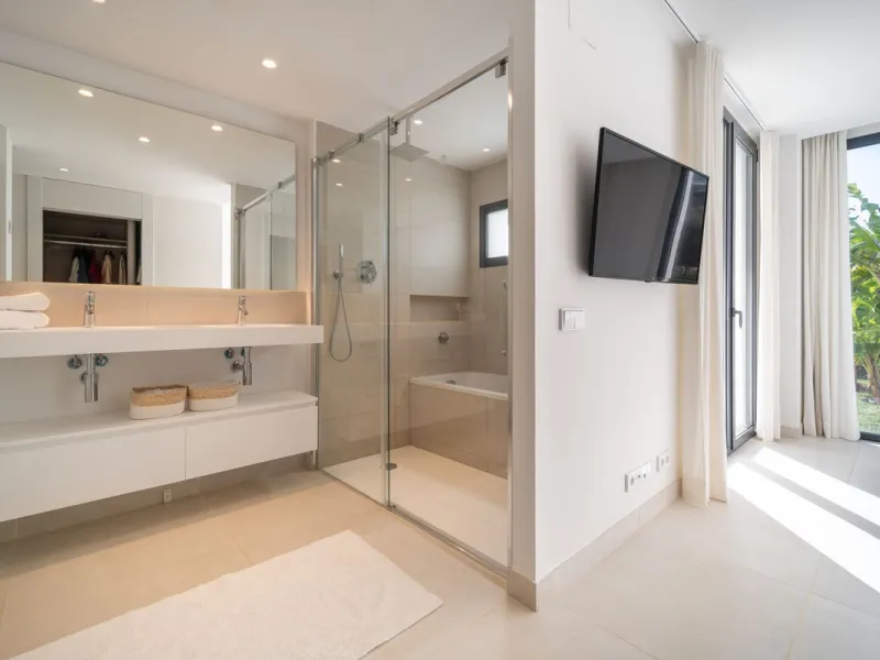 Stunning west facing corner garden apartment, with 3 bedrooms, and 2 bathrooms, spacious living-dining room, open plan kitchen fully furnished and equipped with electricial appliances from Bosch, including MIELE fridge/freezer, laundry area with washing m