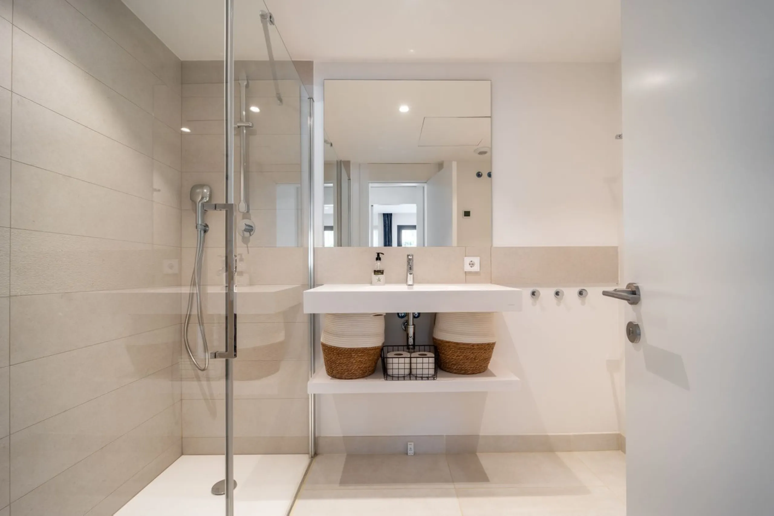 Stunning west facing corner garden apartment, with 3 bedrooms, and 2 bathrooms, spacious living-dining room, open plan kitchen fully furnished and equipped with electricial appliances from Bosch, including MIELE fridge/freezer, laundry area with washing m