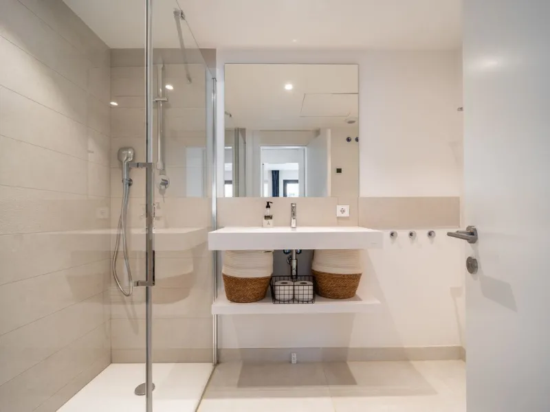 Stunning west facing corner garden apartment, with 3 bedrooms, and 2 bathrooms, spacious living-dining room, open plan kitchen fully furnished and equipped with electricial appliances from Bosch, including MIELE fridge/freezer, laundry area with washing m