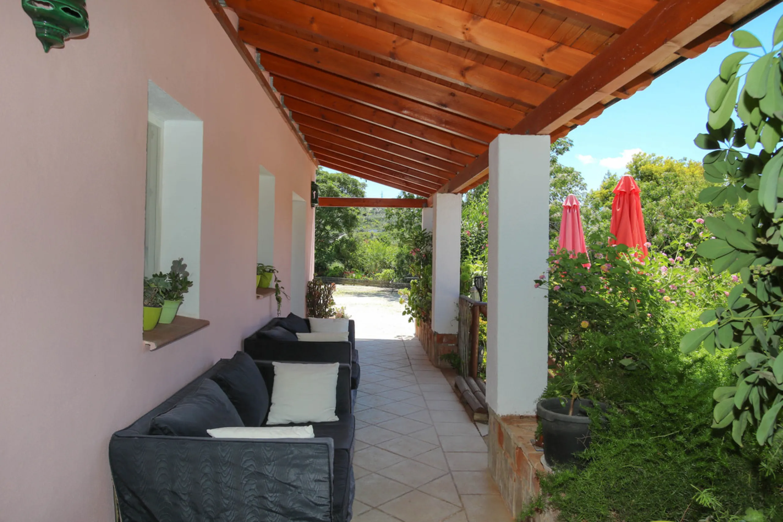 Geräumige Villa mit separatem Gästeappartement in ruhiger Lage