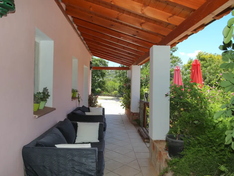Geräumige Villa mit separatem Gästeappartement in ruhiger Lage