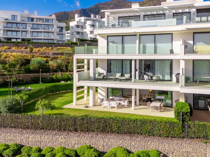 Stunning west facing corner garden apartment, with 3 bedrooms, and 2 bathrooms, spacious living-dining room, open plan kitchen fully furnished and equipped with electricial appliances from Bosch, including MIELE fridge/freezer, laundry area with washing m