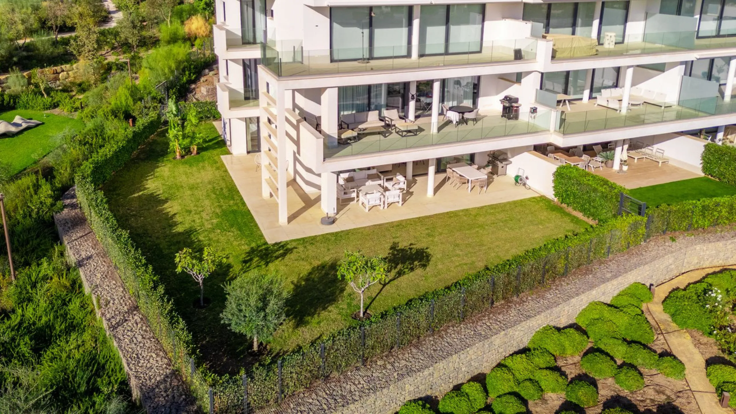 Stunning west facing corner garden apartment, with 3 bedrooms, and 2 bathrooms, spacious living-dining room, open plan kitchen fully furnished and equipped with electricial appliances from Bosch, including MIELE fridge/freezer, laundry area with washing m