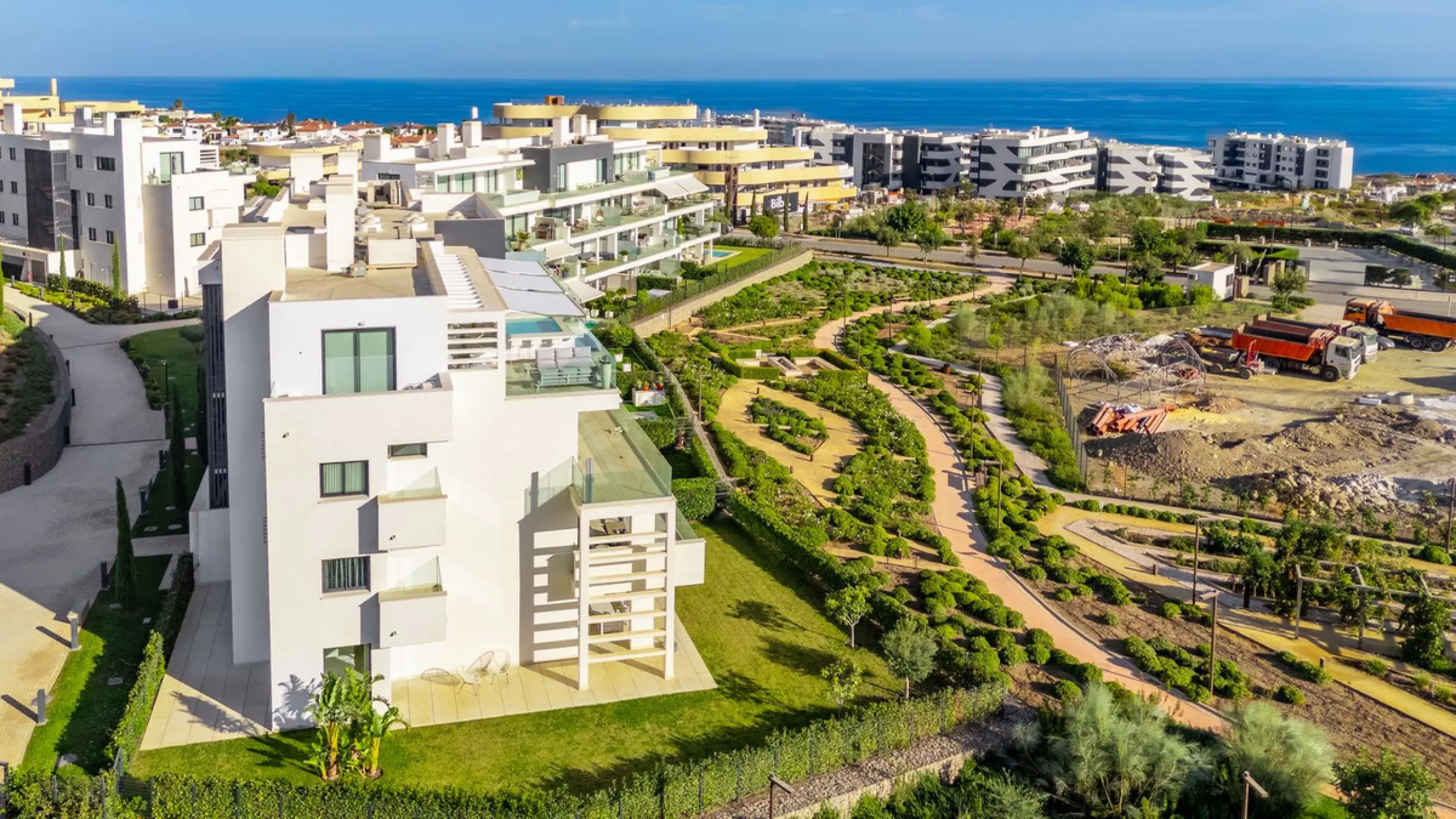 Stunning west facing corner garden apartment, with 3 bedrooms, and 2 bathrooms, spacious living-dining room, open plan kitchen fully furnished and equipped with electricial appliances from Bosch, including MIELE fridge/freezer, laundry area with washing m