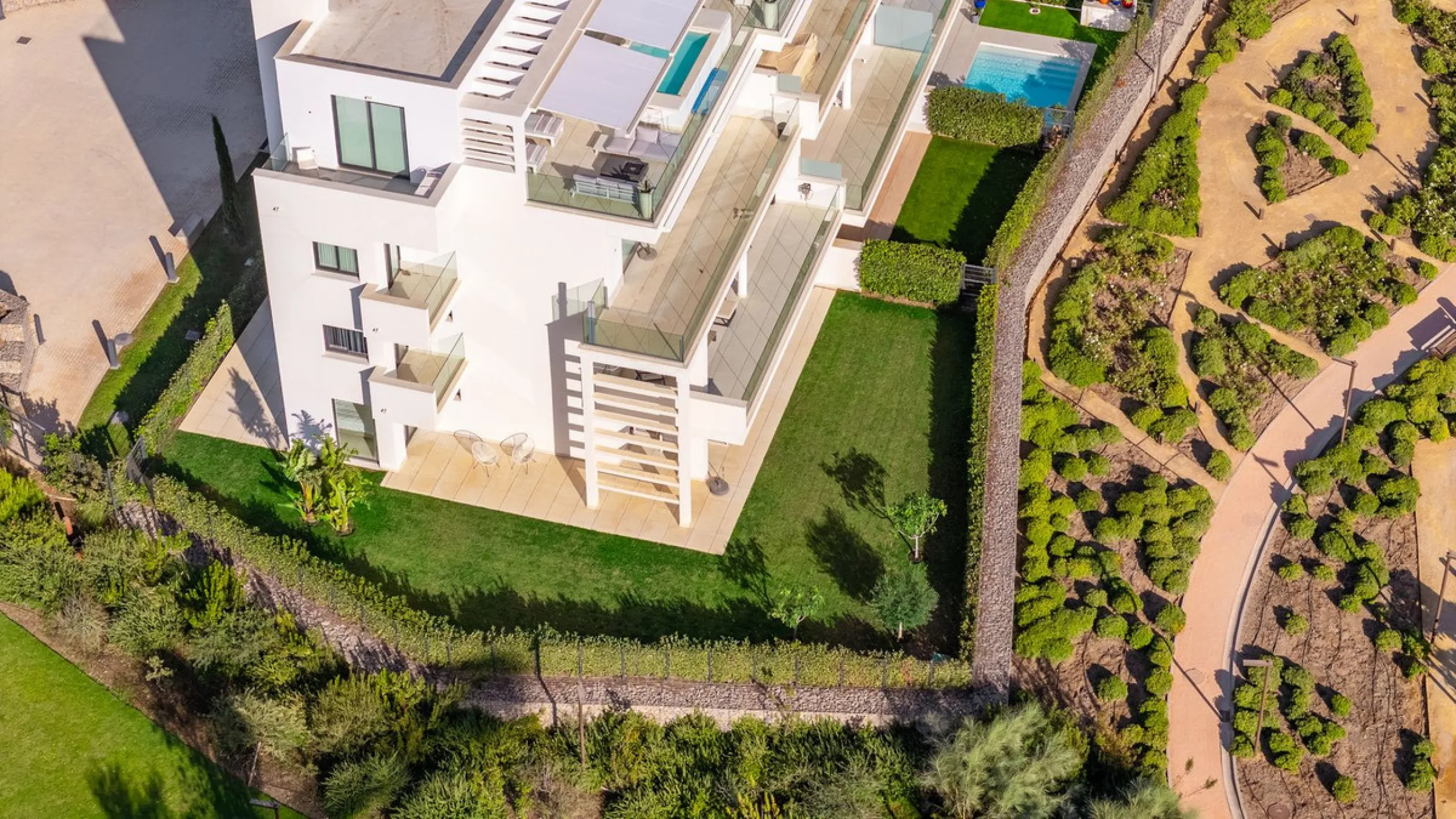 Stunning west facing corner garden apartment, with 3 bedrooms, and 2 bathrooms, spacious living-dining room, open plan kitchen fully furnished and equipped with electricial appliances from Bosch, including MIELE fridge/freezer, laundry area with washing m