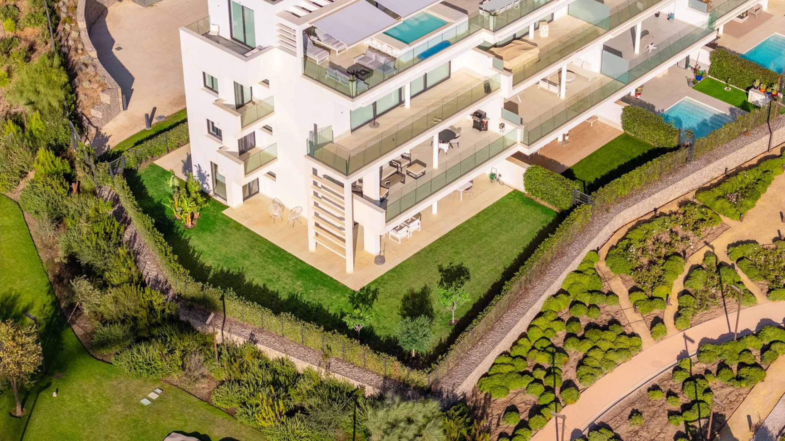 Stunning west facing corner garden apartment, with 3 bedrooms, and 2 bathrooms, spacious living-dining room, open plan kitchen fully furnished and equipped with electricial appliances from Bosch, including MIELE fridge/freezer, laundry area with washing m