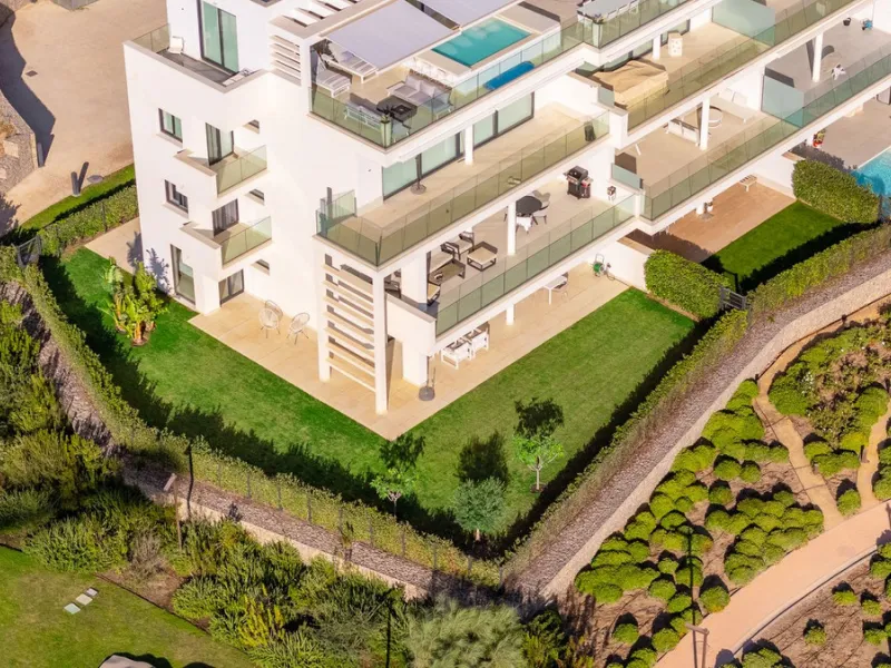 Stunning west facing corner garden apartment, with 3 bedrooms, and 2 bathrooms, spacious living-dining room, open plan kitchen fully furnished and equipped with electricial appliances from Bosch, including MIELE fridge/freezer, laundry area with washing m