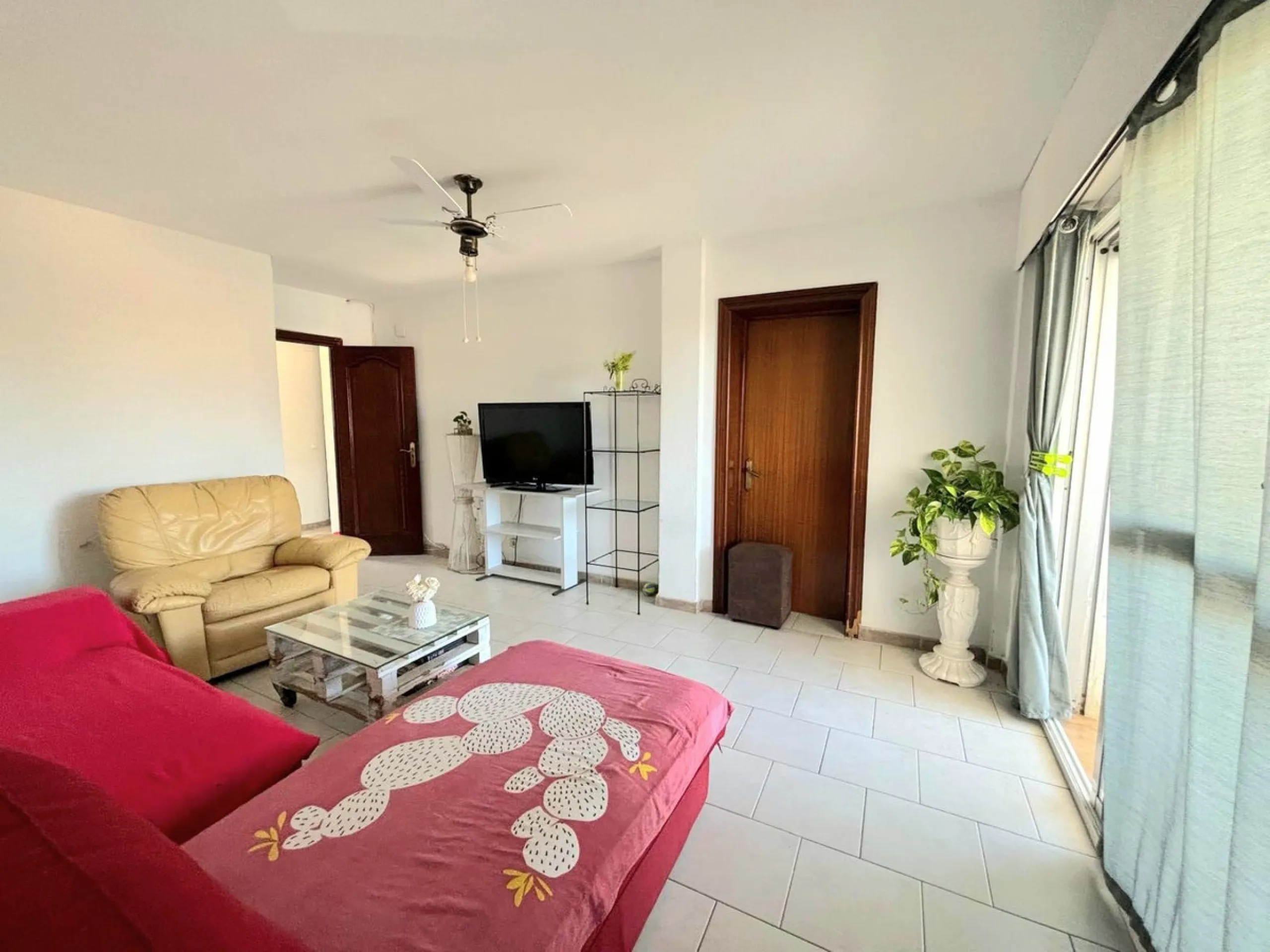 Discover this excellent opportunity to live just 300 meters from the beach, in a 122 m² apartment facing southeast, which stands out for its great light and spaciousness in every room.