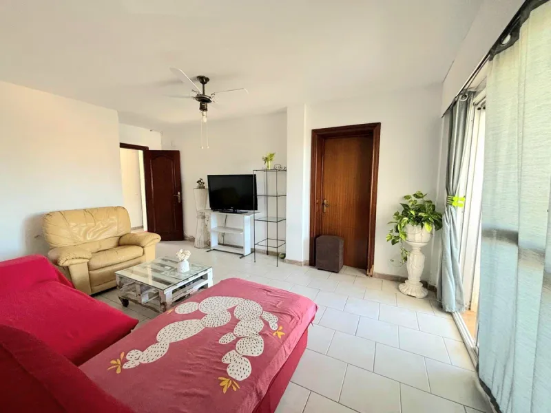 Discover this excellent opportunity to live just 300 meters from the beach, in a 122 m² apartment facing southeast, which stands out for its great light and spaciousness in every room.