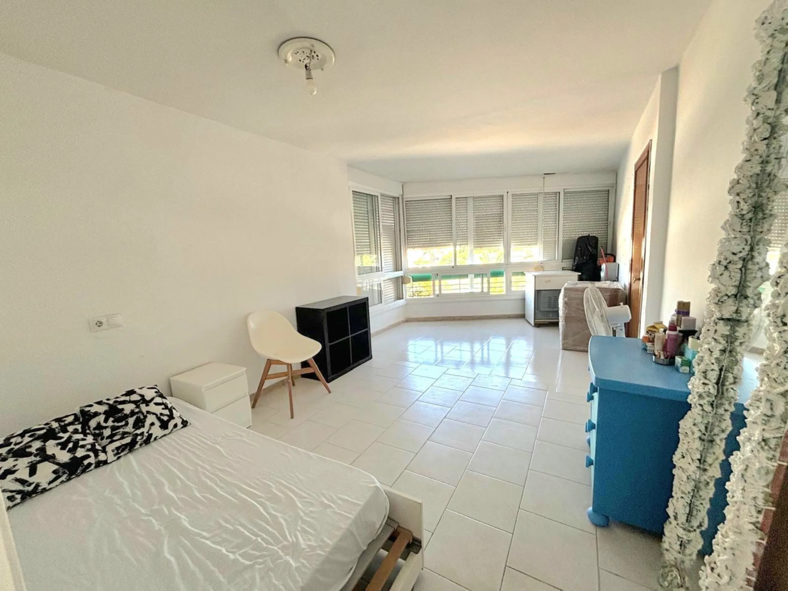 Discover this excellent opportunity to live just 300 meters from the beach, in a 122 m² apartment facing southeast, which stands out for its great light and spaciousness in every room.