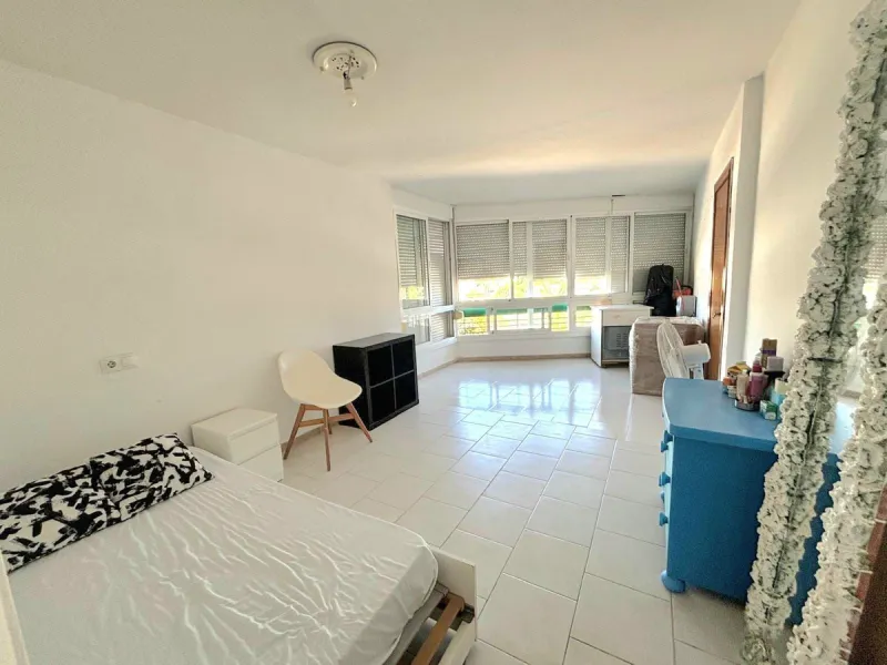 Discover this excellent opportunity to live just 300 meters from the beach, in a 122 m² apartment facing southeast, which stands out for its great light and spaciousness in every room.