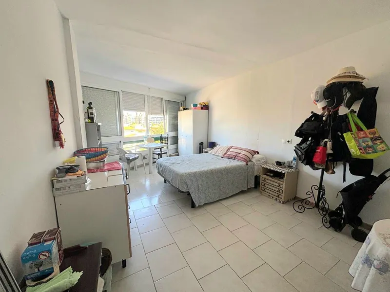 Discover this excellent opportunity to live just 300 meters from the beach, in a 122 m² apartment facing southeast, which stands out for its great light and spaciousness in every room.
