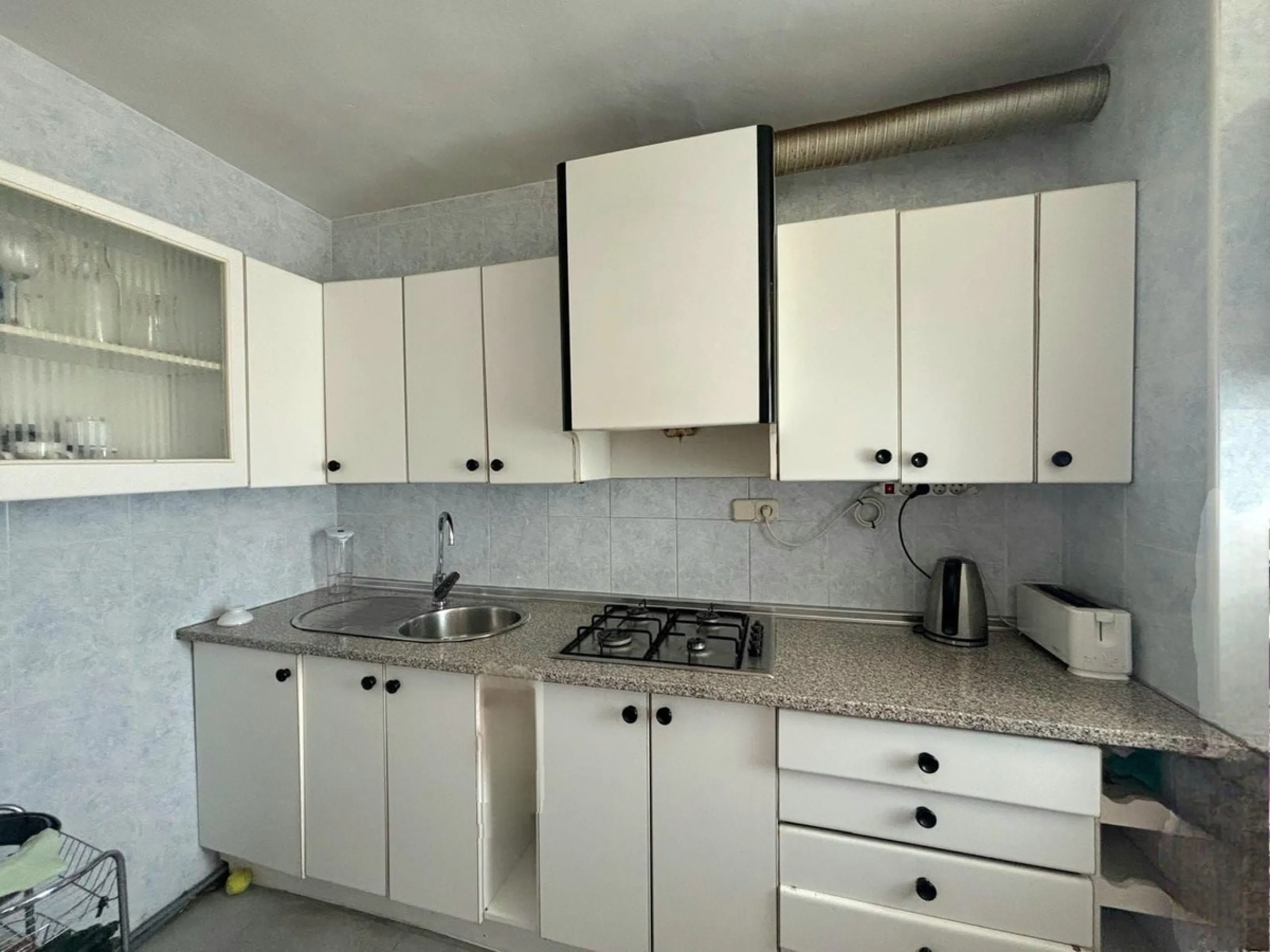 Discover this excellent opportunity to live just 300 meters from the beach, in a 122 m² apartment facing southeast, which stands out for its great light and spaciousness in every room.
