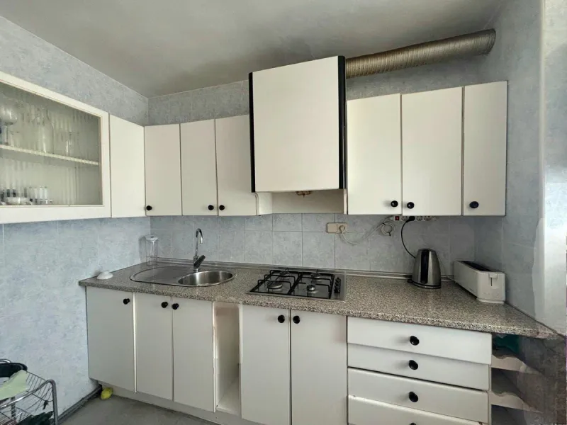 Discover this excellent opportunity to live just 300 meters from the beach, in a 122 m² apartment facing southeast, which stands out for its great light and spaciousness in every room.