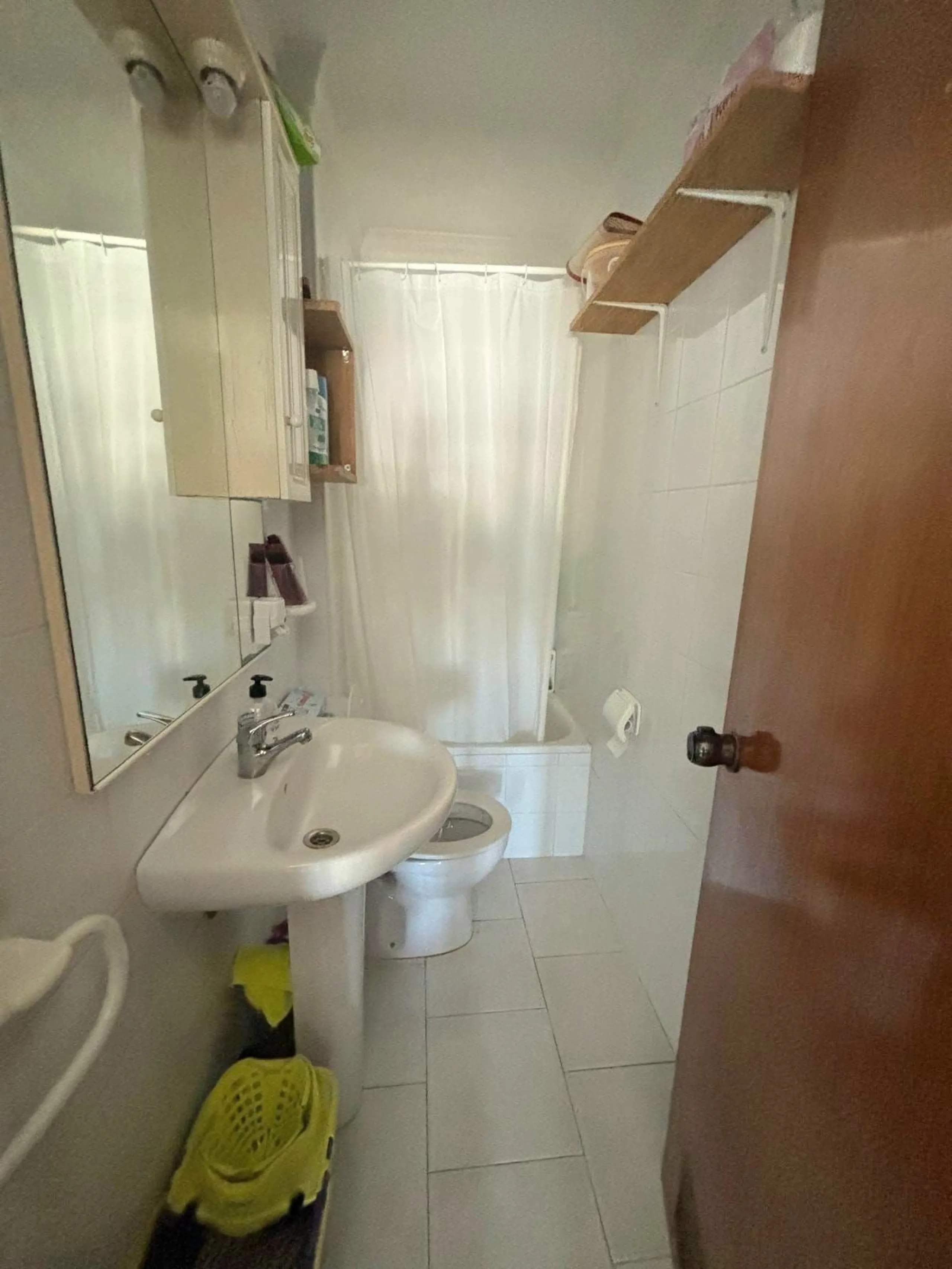 Discover this excellent opportunity to live just 300 meters from the beach, in a 122 m² apartment facing southeast, which stands out for its great light and spaciousness in every room.