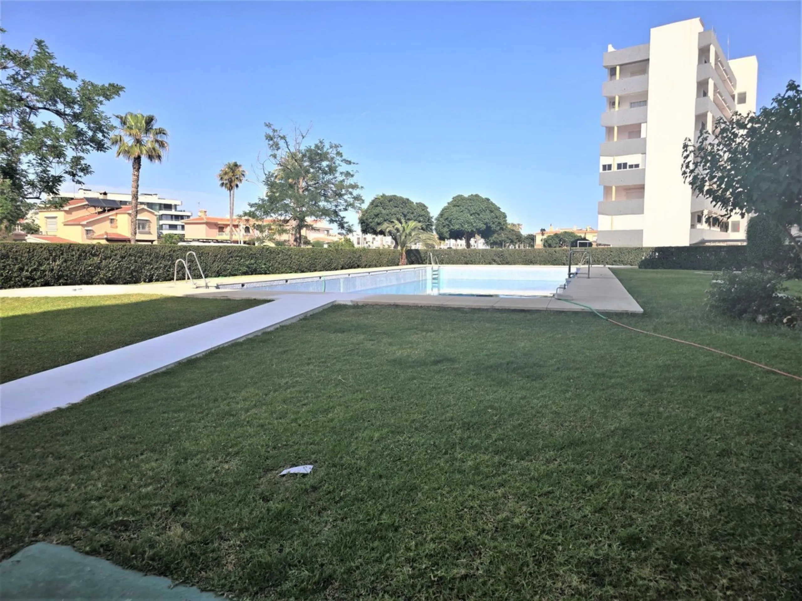 Discover this excellent opportunity to live just 300 meters from the beach, in a 122 m² apartment facing southeast, which stands out for its great light and spaciousness in every room.