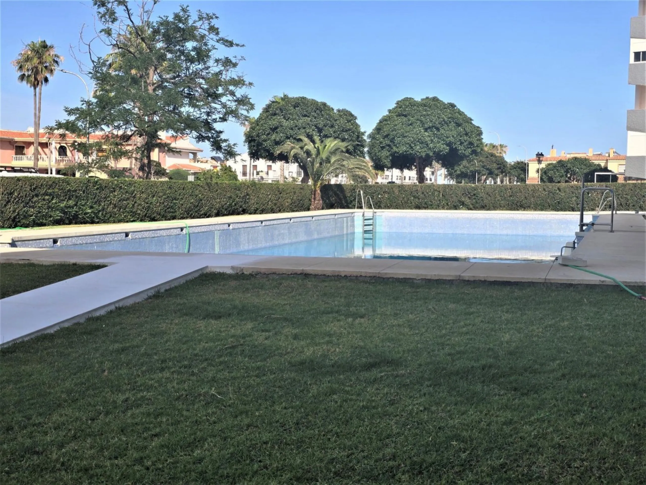 Discover this excellent opportunity to live just 300 meters from the beach, in a 122 m² apartment facing southeast, which stands out for its great light and spaciousness in every room.