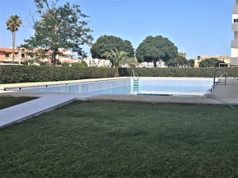 Discover this excellent opportunity to live just 300 meters from the beach, in a 122 m² apartment facing southeast, which stands out for its great light and spaciousness in every room.