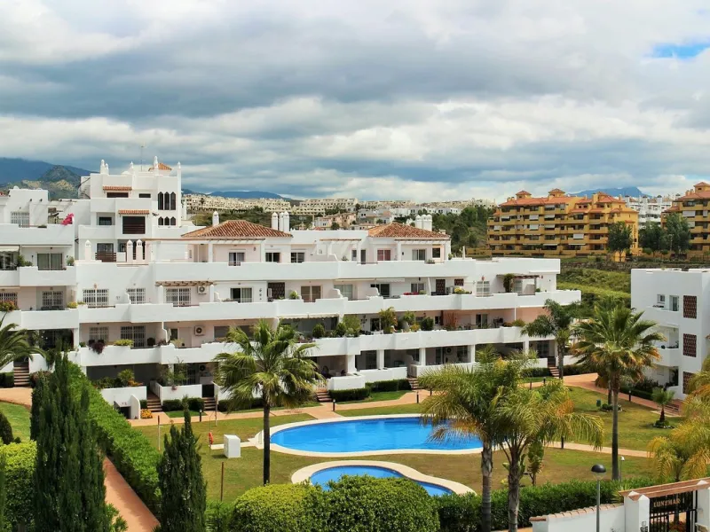 Charming first-floor apartment located in a gated and beautifully maintained urbanization, just five minutes by car from the beach and several golf courses, and ten minutes from both Estepona town and Puerto Banús. The complex stands out for its high-qual