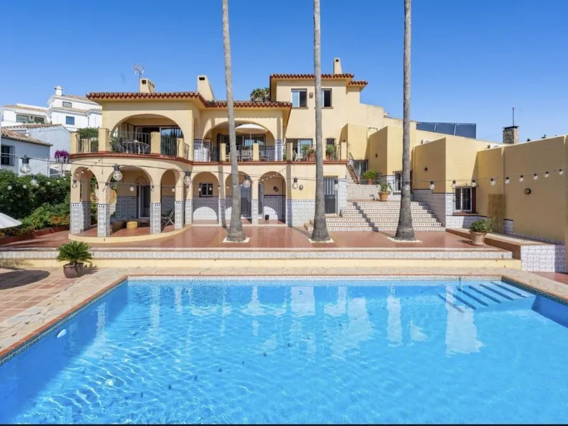 Stunning 8-Bedroom Villa with Panoramic Sea Views & Exceptional Investment Potential – Estepona
