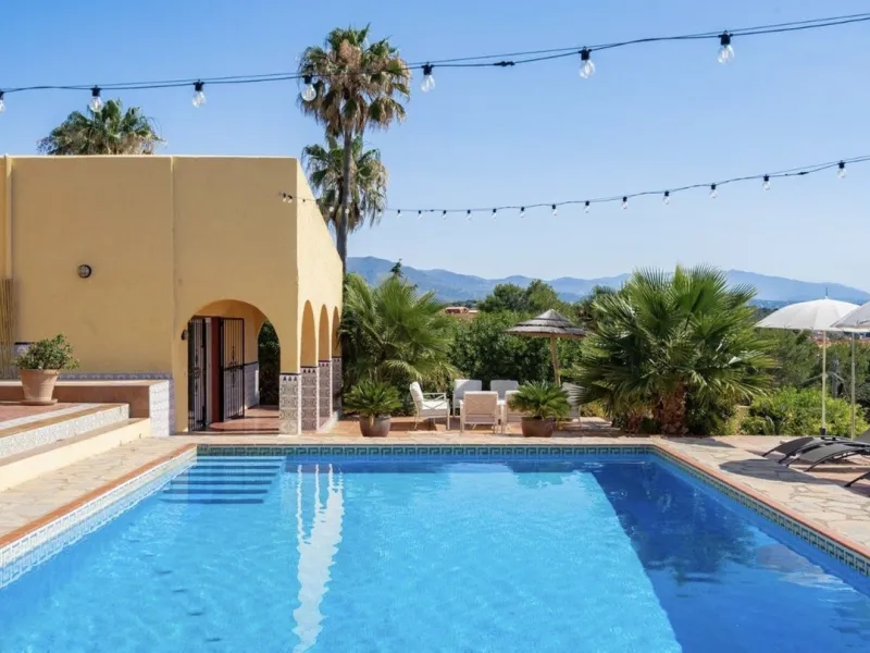 Stunning 8-Bedroom Villa with Panoramic Sea Views & Exceptional Investment Potential – Estepona