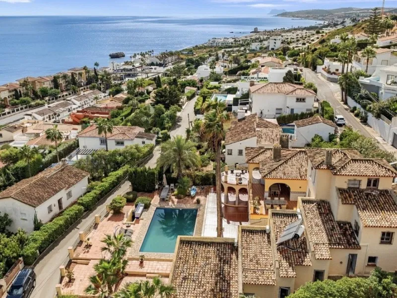 Stunning 8-Bedroom Villa with Panoramic Sea Views & Exceptional Investment Potential – Estepona
