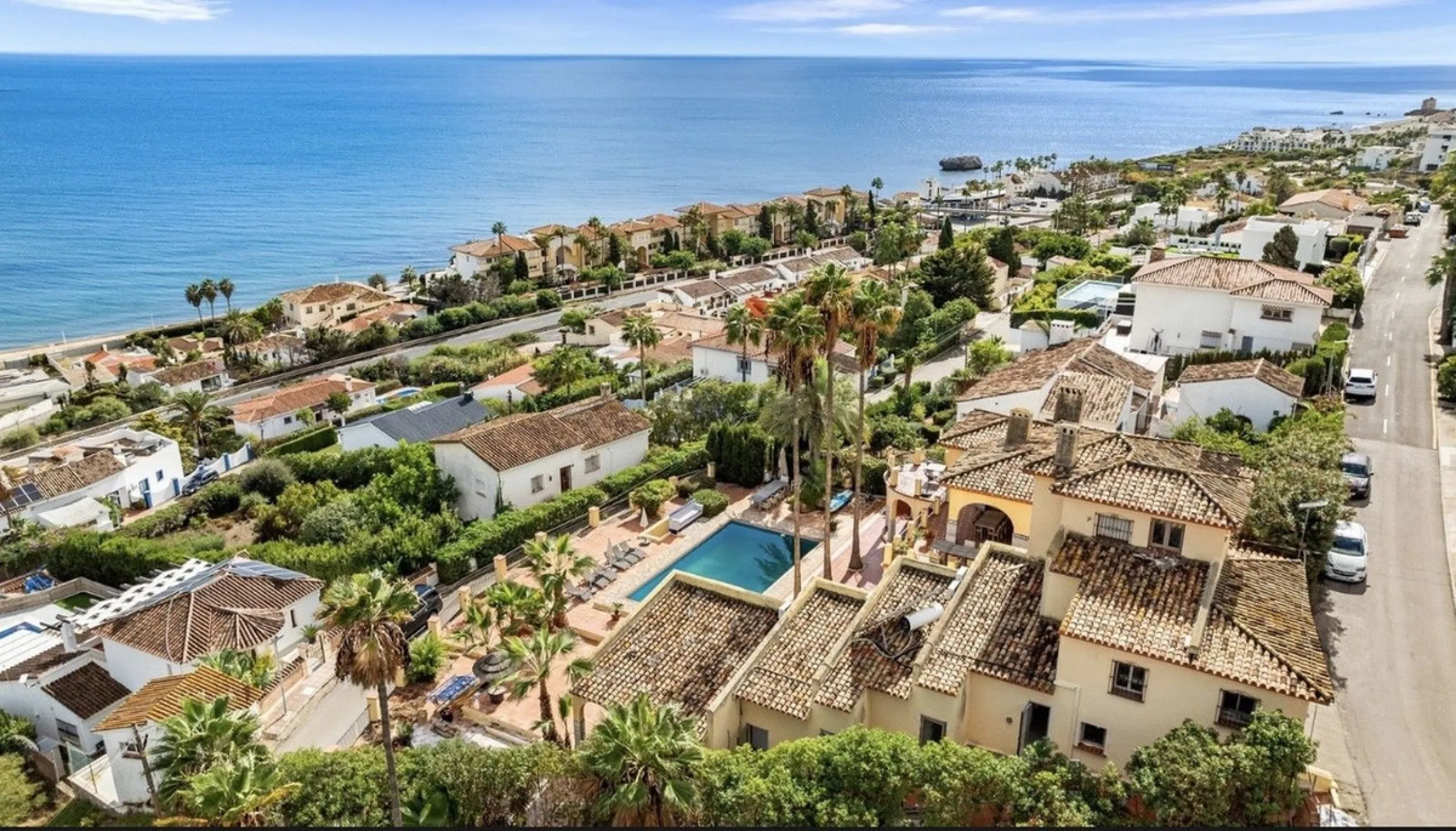 Stunning 8-Bedroom Villa with Panoramic Sea Views & Exceptional Investment Potential – Estepona